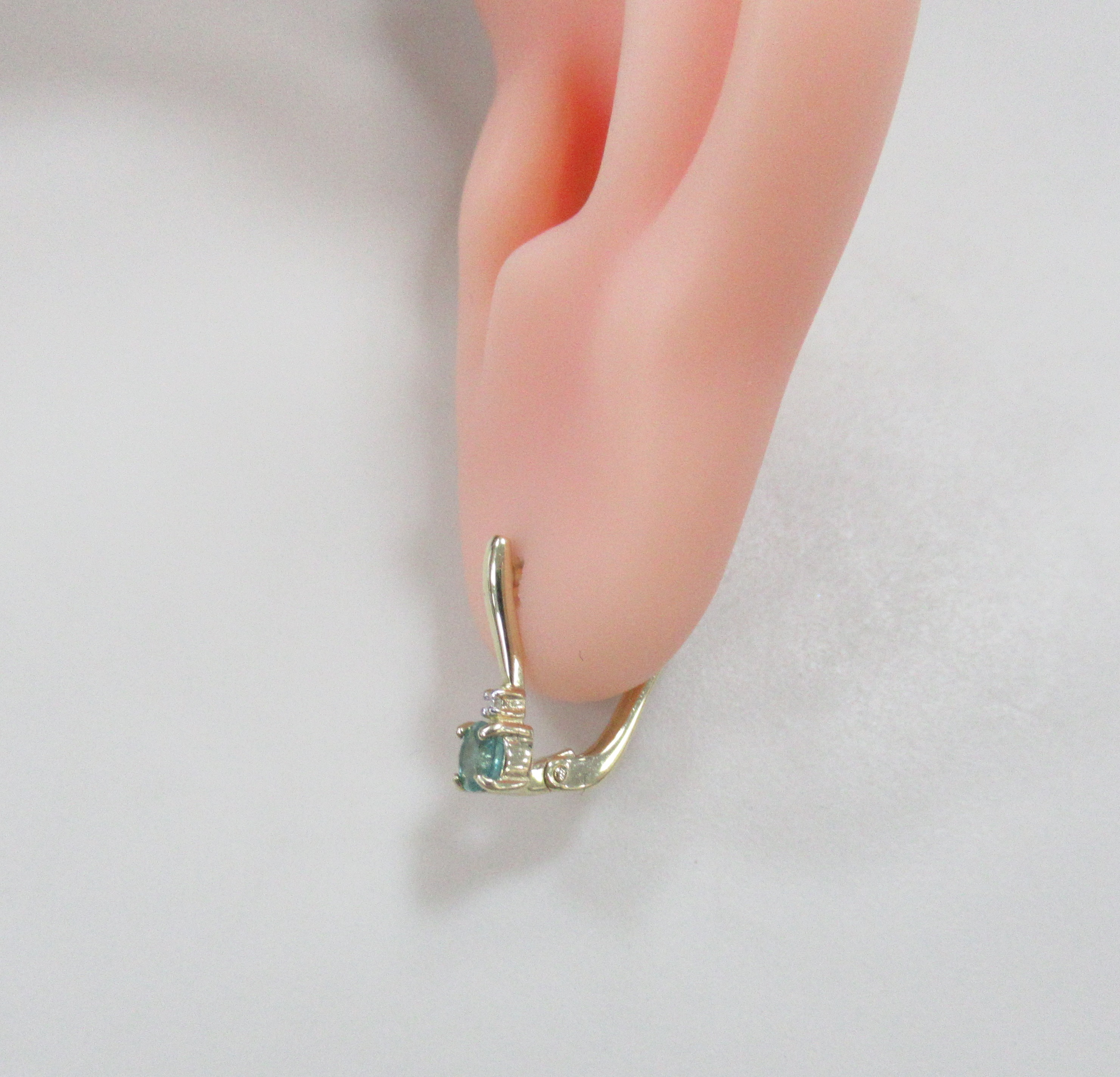 Серьги из желтого золота с изумрудами